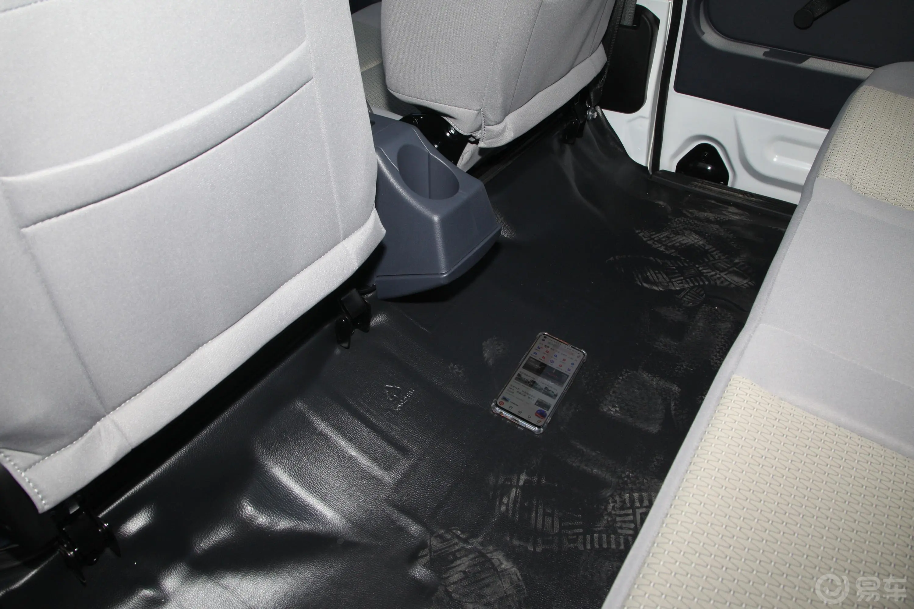 金杯小海狮X301.5L 客车商务中央空调版 5/6/7座 国VI后排地板中间位置
