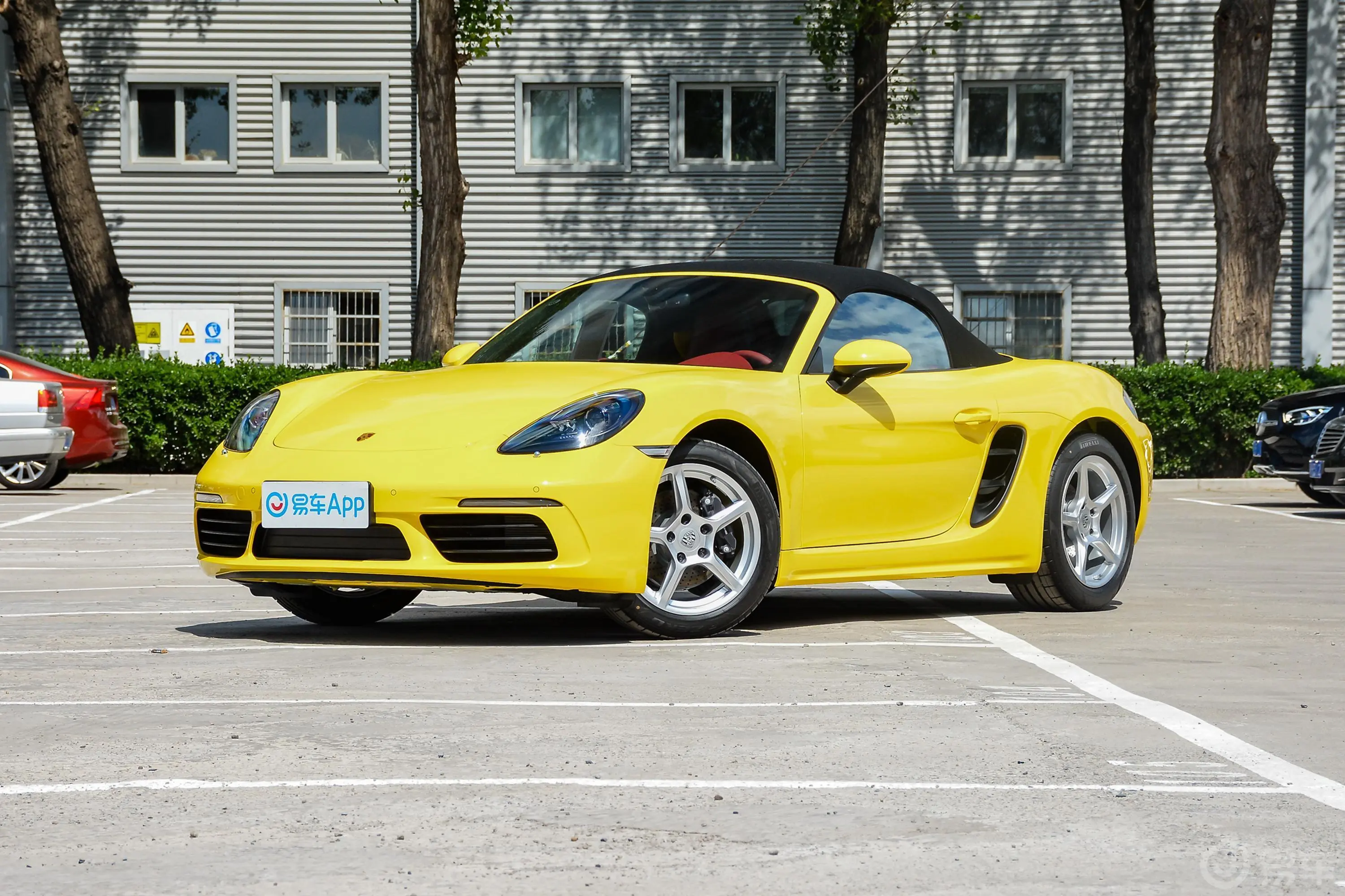 保时捷718Boxster 2.0T侧前45度车头向左水平