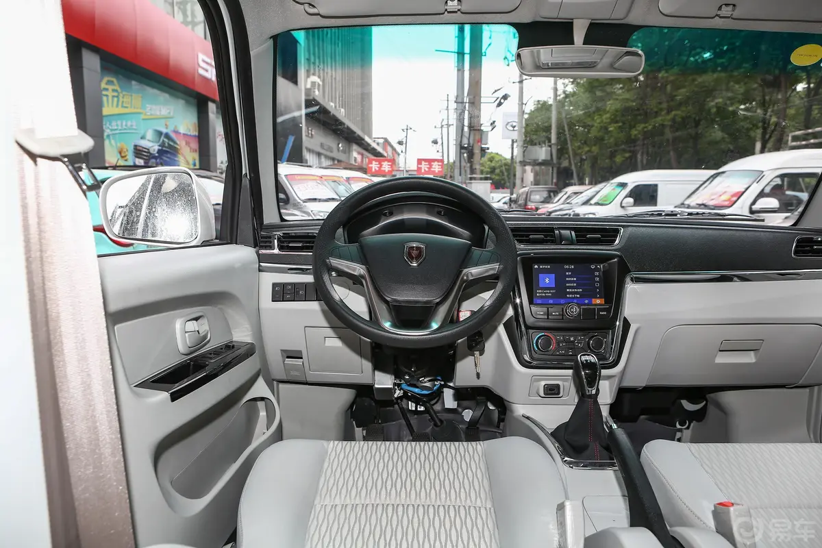 金杯新海狮X30L客车 1.5L 豪华中央空调版 6座驾驶位区域