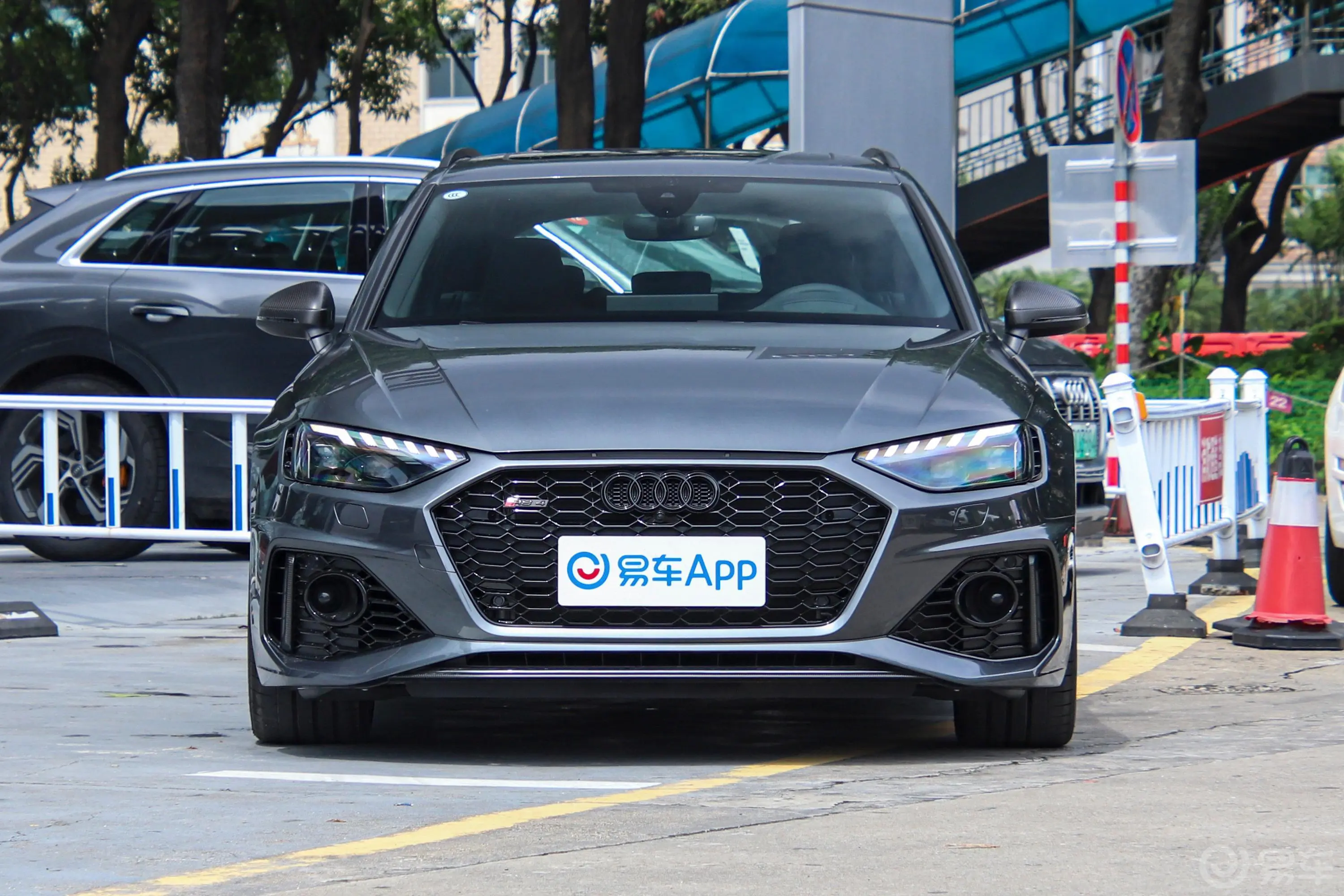 奥迪RS 42.9T Avant 暗金版正前水平