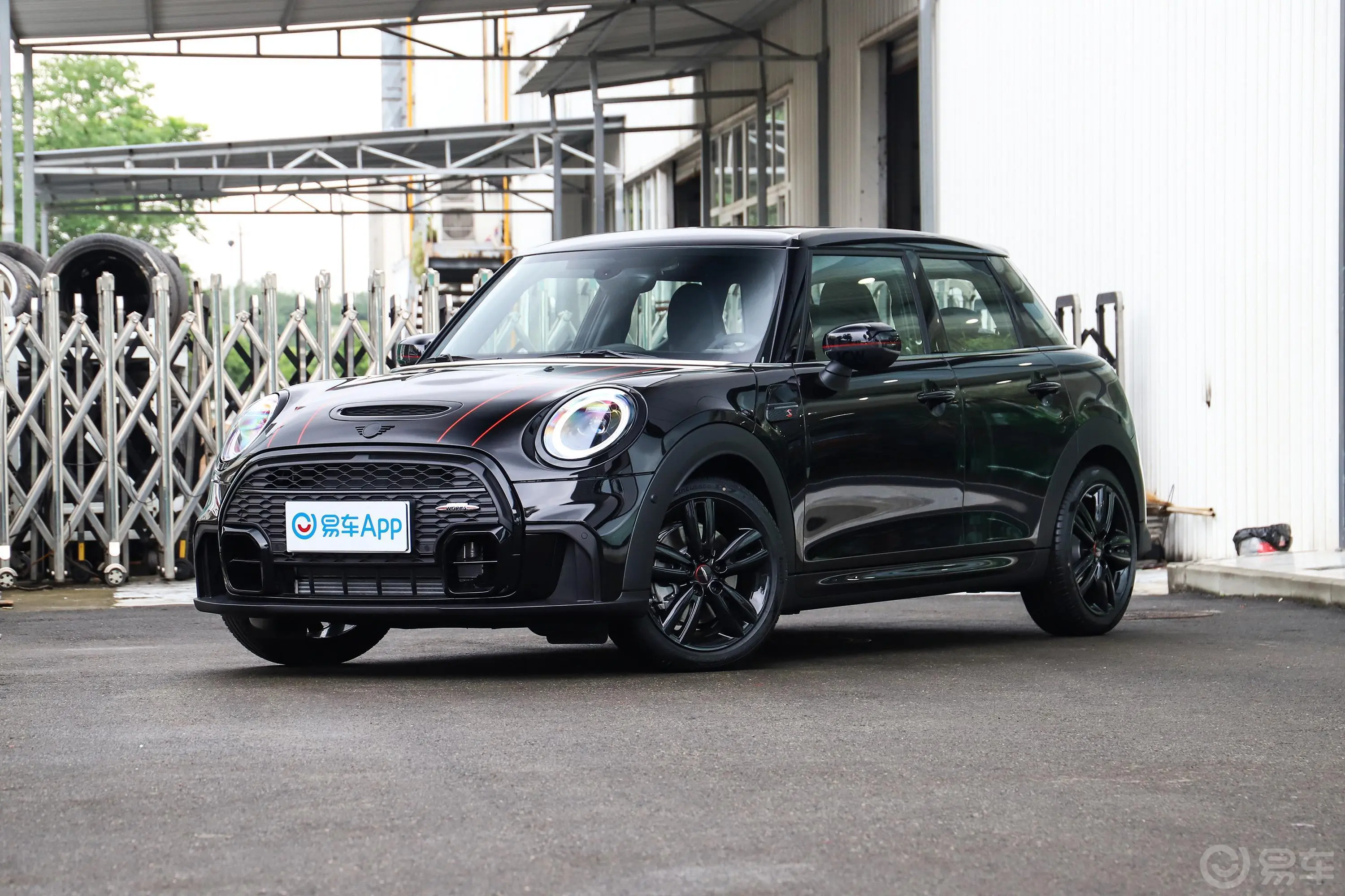 MINI2.0T COOPER S 黑标特别版 五门版侧前45度车头向左水平