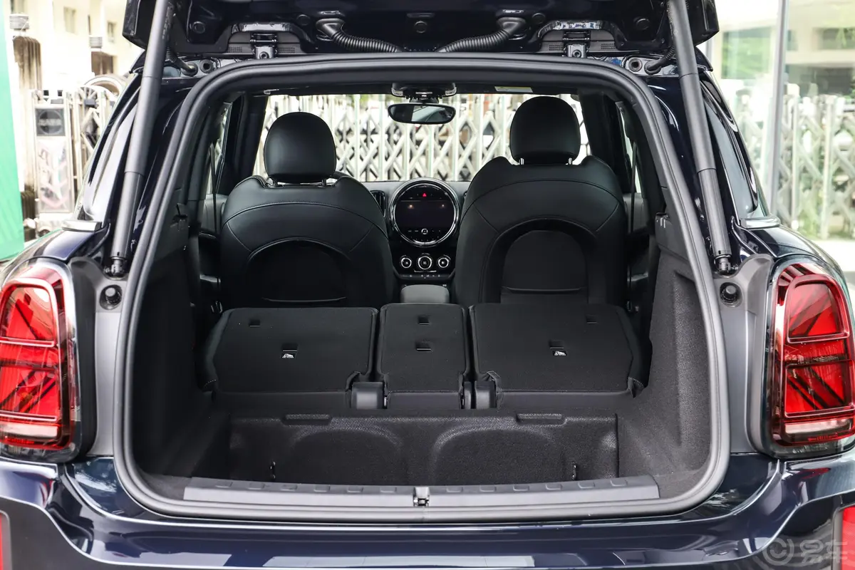 MINI COUNTRYMAN1.5T COOPER ALL4 黑标特别版两排全部放倒