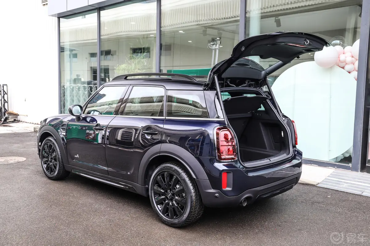 MINI COUNTRYMAN1.5T COOPER ALL4 黑标特别版后备厢开启45度侧拍