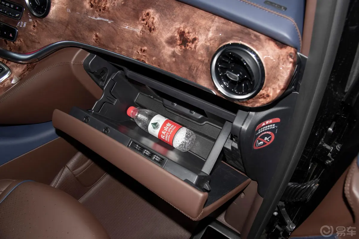 焜驰V级2.0T VLS600手套箱空间水瓶横置