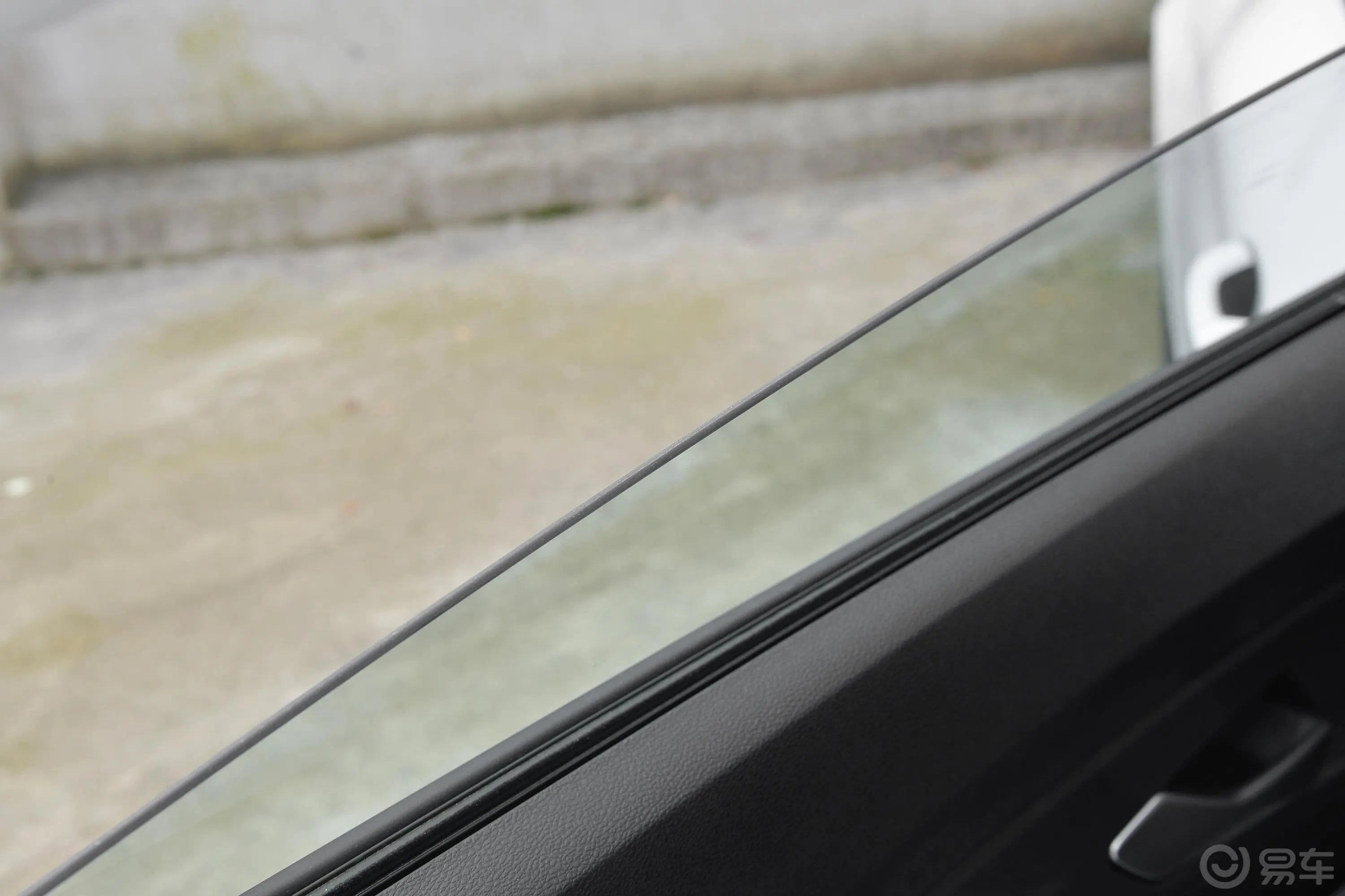 缤瑞缤瑞COOL 1.5T 风驰版后排玻璃材质特写