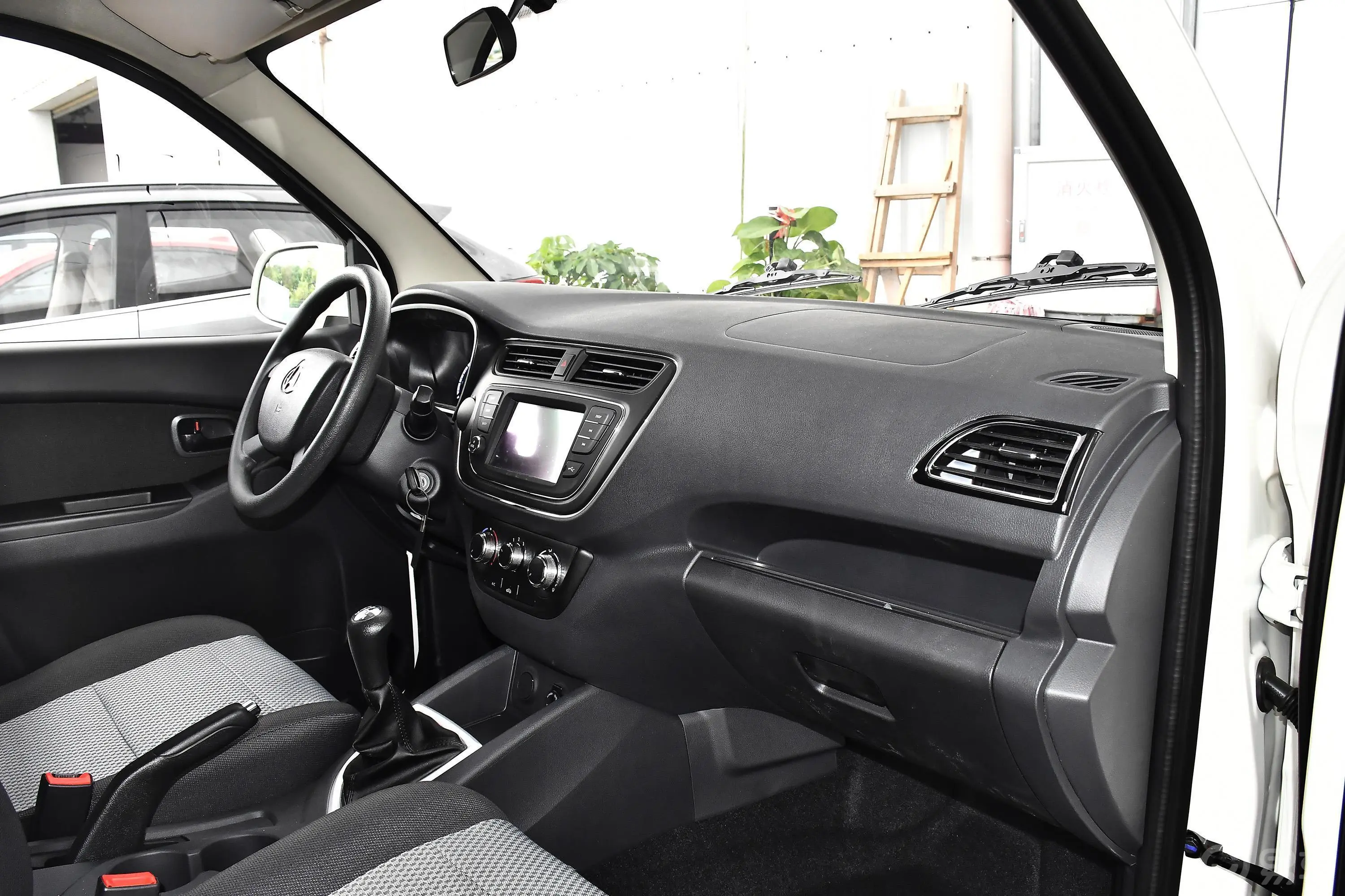 欧诺S欧诺S 1.5L 厢货智享版(单蒸空调)内饰全景副驾驶员方向