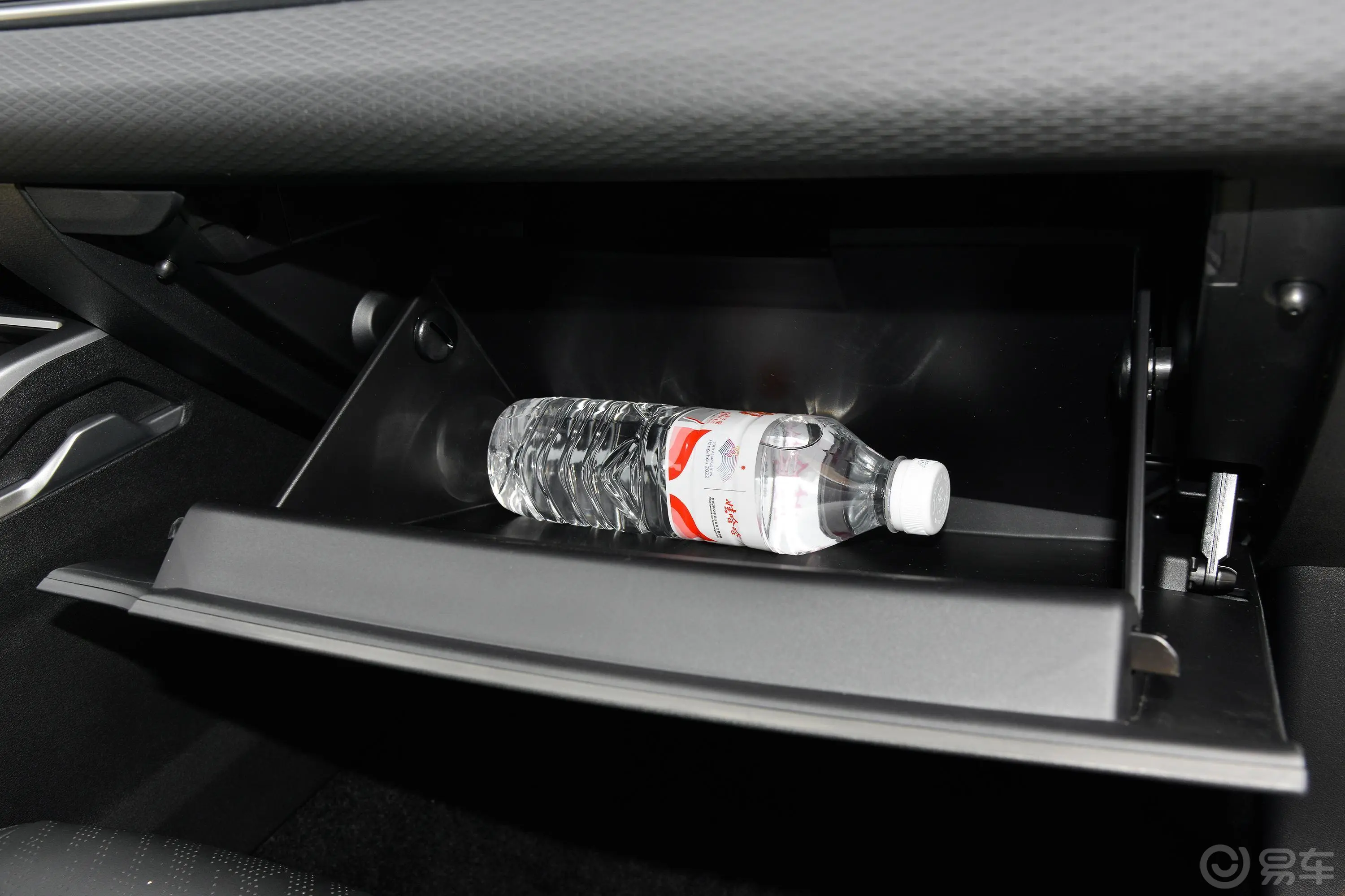 帝豪第4代 1.5L CVT精英型手套箱空间水瓶横置
