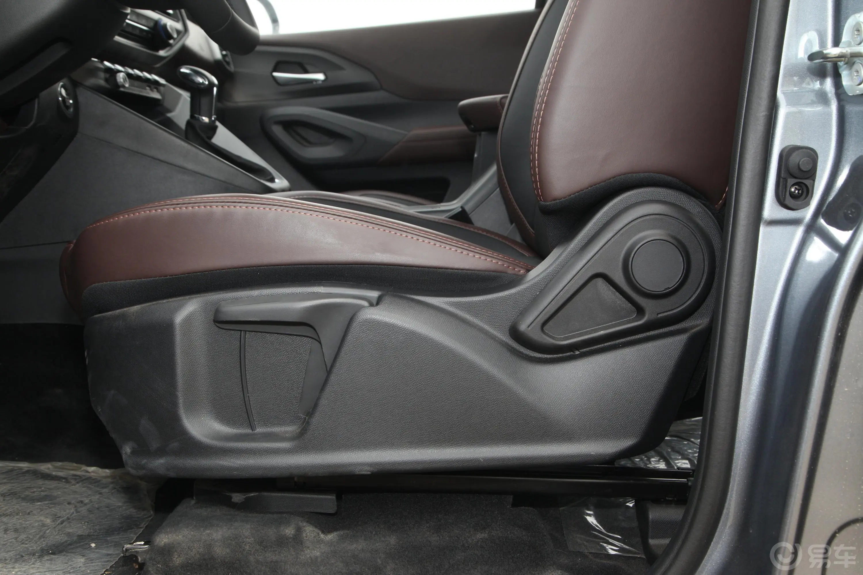 凯程F702.4T 手自一体 四驱 标轴 豪华版 汽油主驾座椅调节