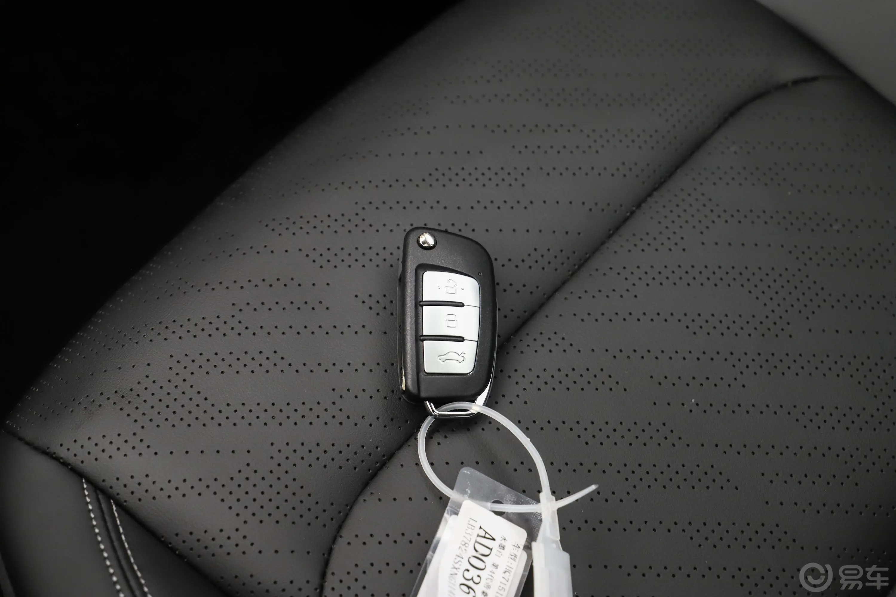 帝豪第4代 1.5L 手动精英型钥匙正面