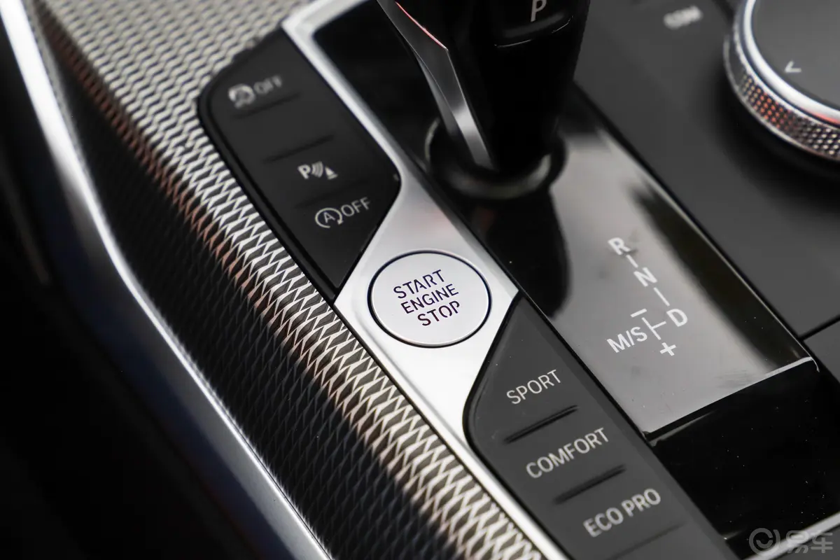 宝马4系改款 双门轿跑车 425i M运动曜夜套装钥匙孔或一键启动按键