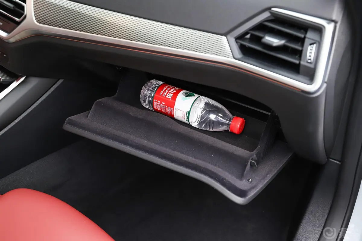 宝马4系改款 双门轿跑车 425i M运动曜夜套装手套箱空间水瓶横置