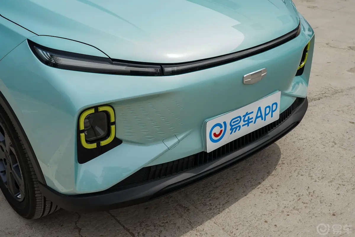 吉利几何E萤火虫401km 玲珑虎 4座前格栅侧俯拍