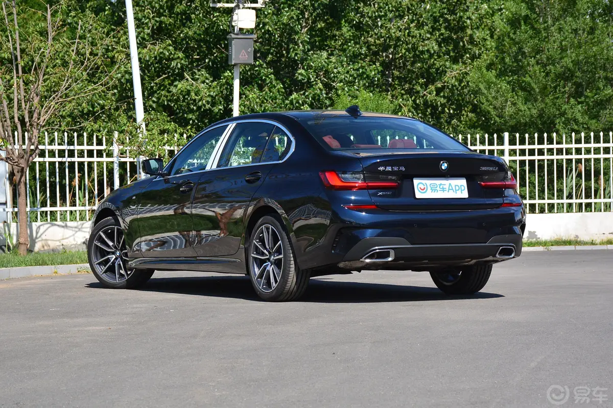 宝马3系改款 325Li xDrive M运动套装侧后45度车头向左水平