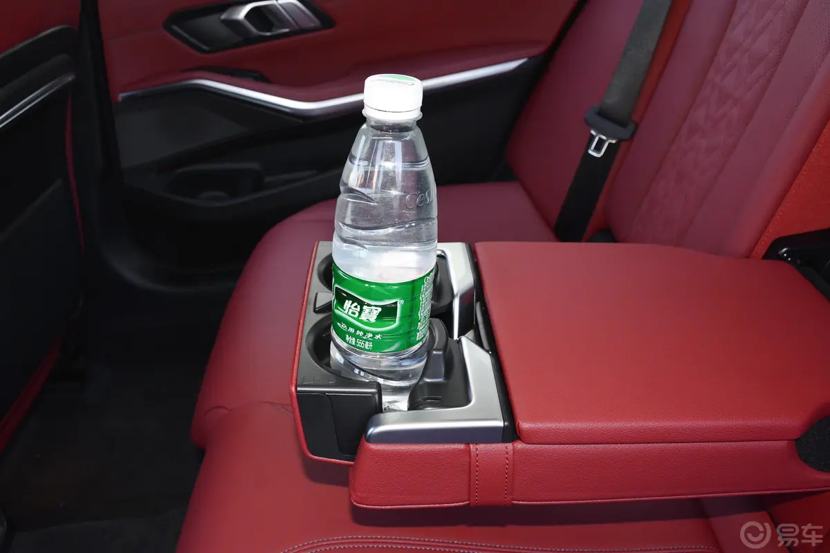 宝马3系改款 325Li xDrive M运动套装后排杯架