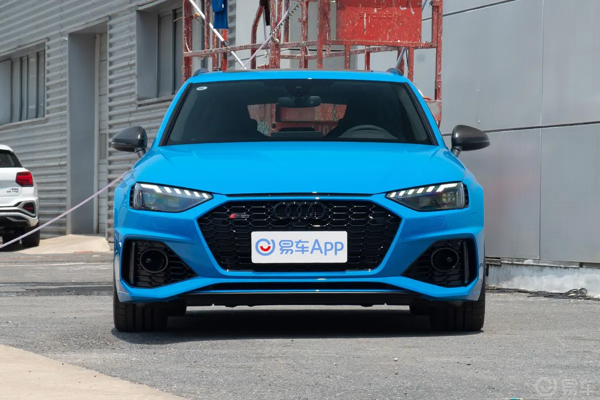 奥迪RS 42.9T Avant 黑曜版正前水平