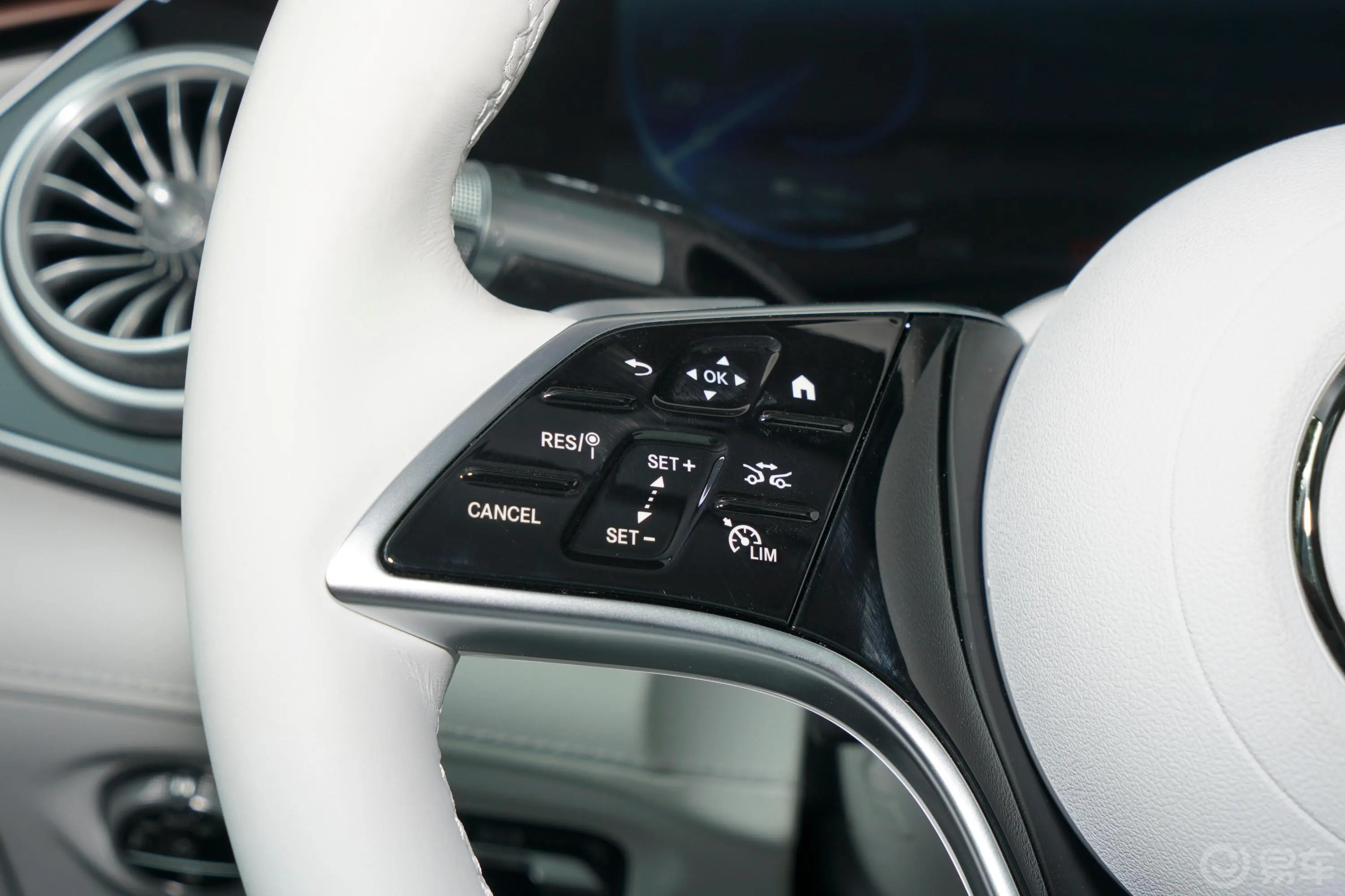 奔驰EQS改款 450+ 豪华版左侧方向盘功能按键