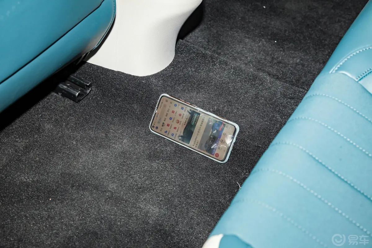 欧拉好猫莫兰迪版 401km 标准续航 豪华型 三元锂后排地板中间位置