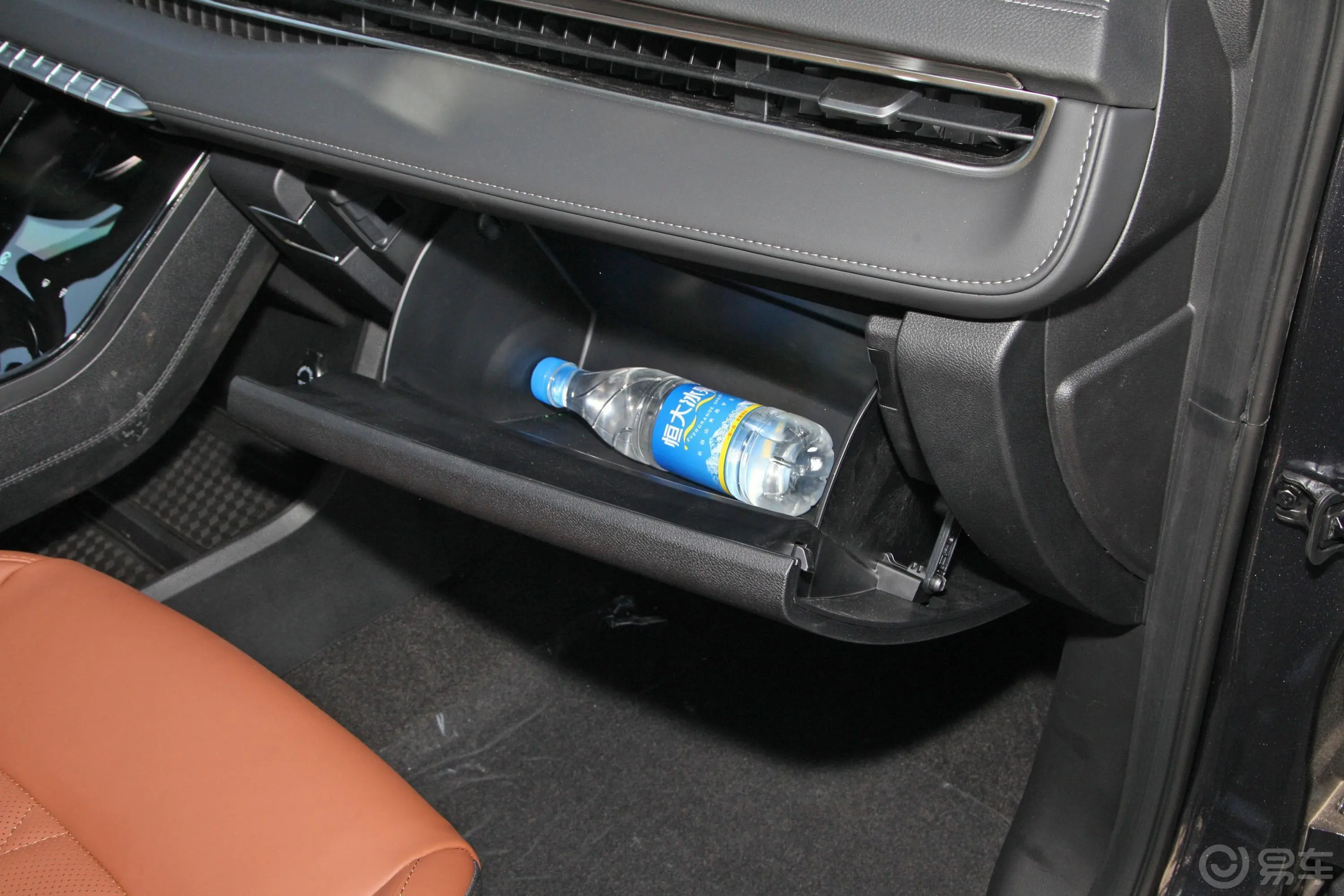 瑞虎8 PLUS290TGDI 双离合两驱豪享版+手套箱空间水瓶横置