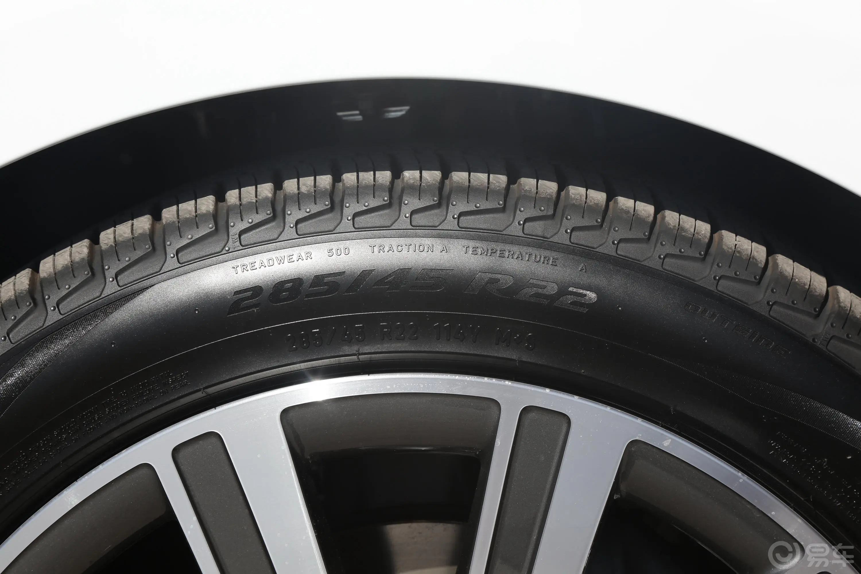 揽胜3.0 L6 400PS 盛世加长版 5座外观