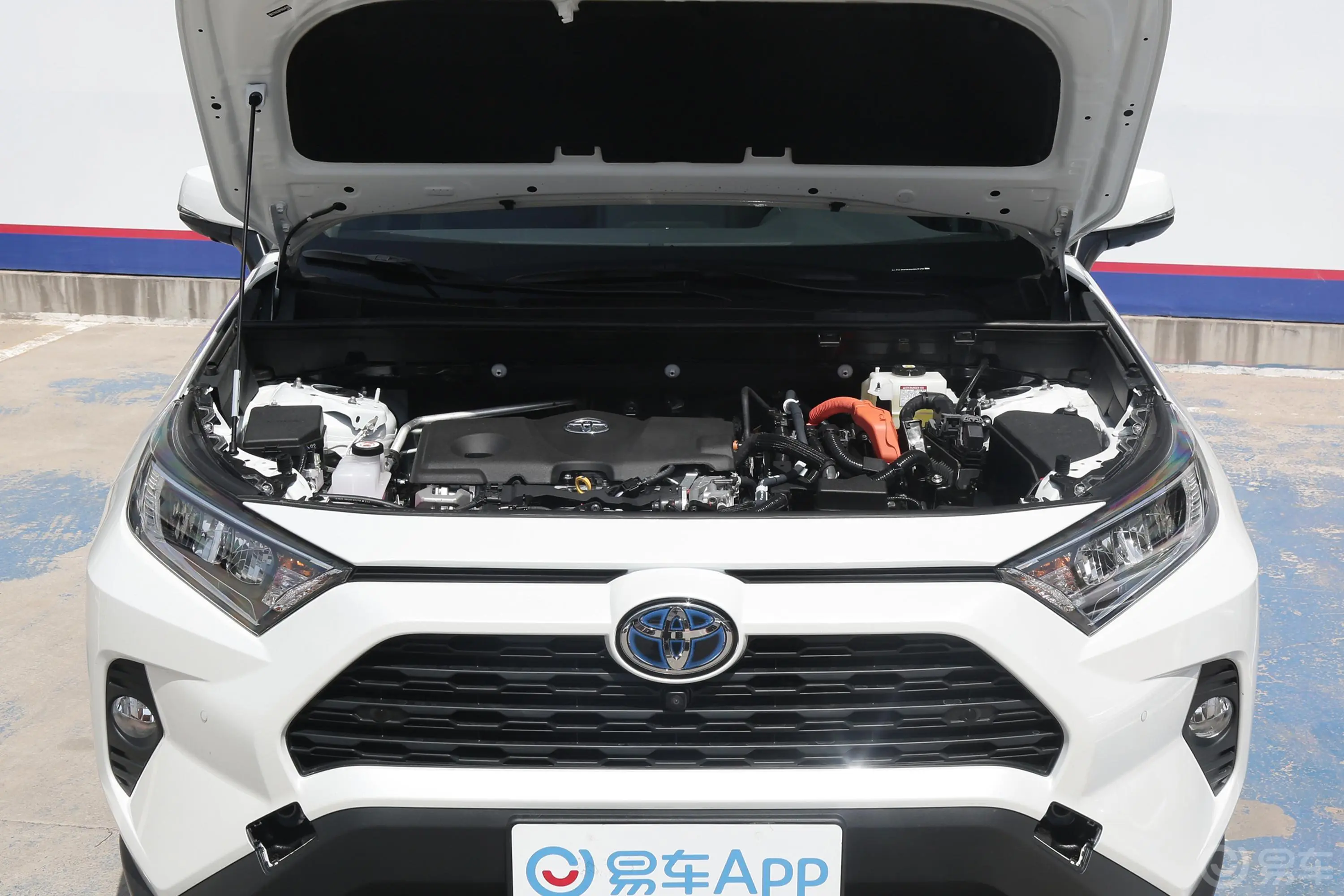 RAV4荣放双擎 2.5L 四驱精英PLUS版发动机舱整体