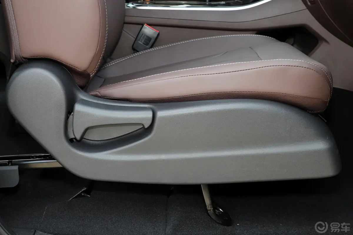 锐骐72.3T 自动四驱标准货箱标准型 柴油副驾座椅调节
