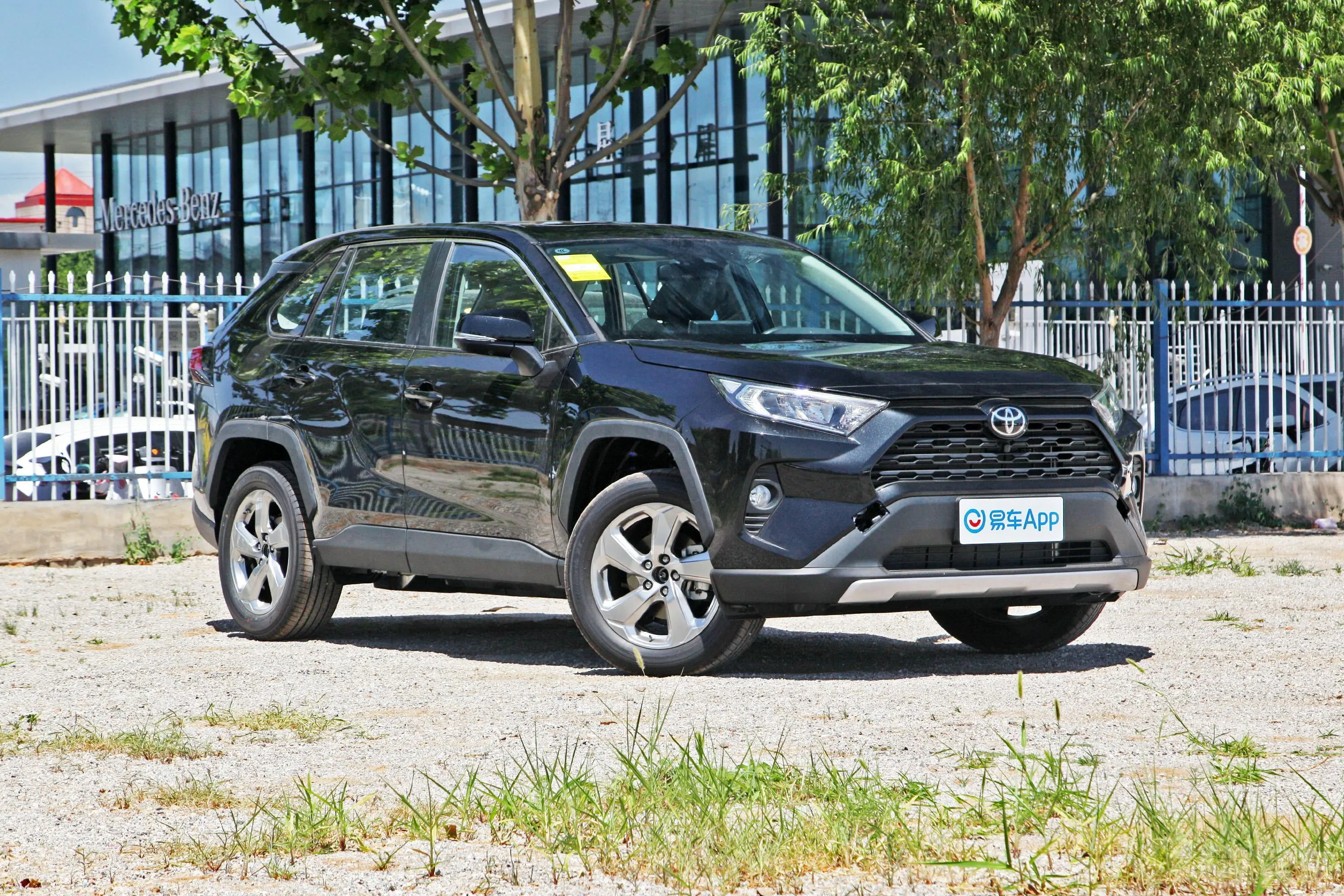 RAV4荣放2.0L CVT两驱风尚版侧前45度车头向右水平