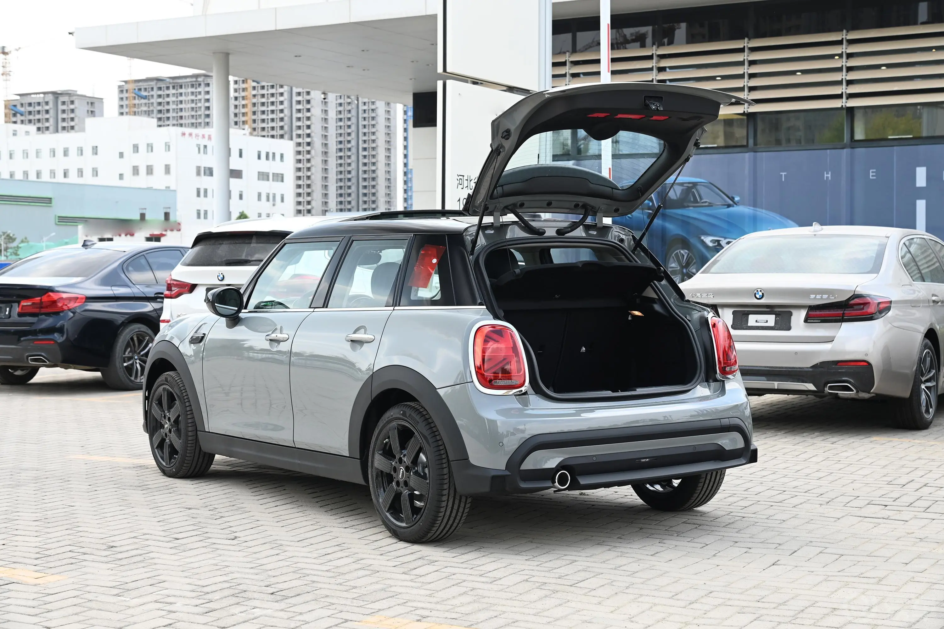 MINI1.5T COOPER 艺术家 五门版后备厢开启45度侧拍