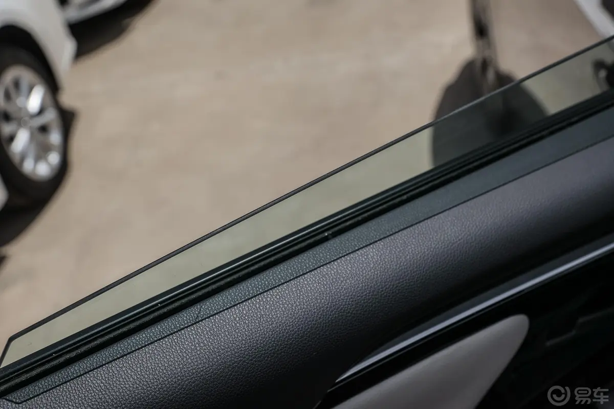 一汽丰田bZ4X560km 四驱高性能PRO版后排玻璃材质特写
