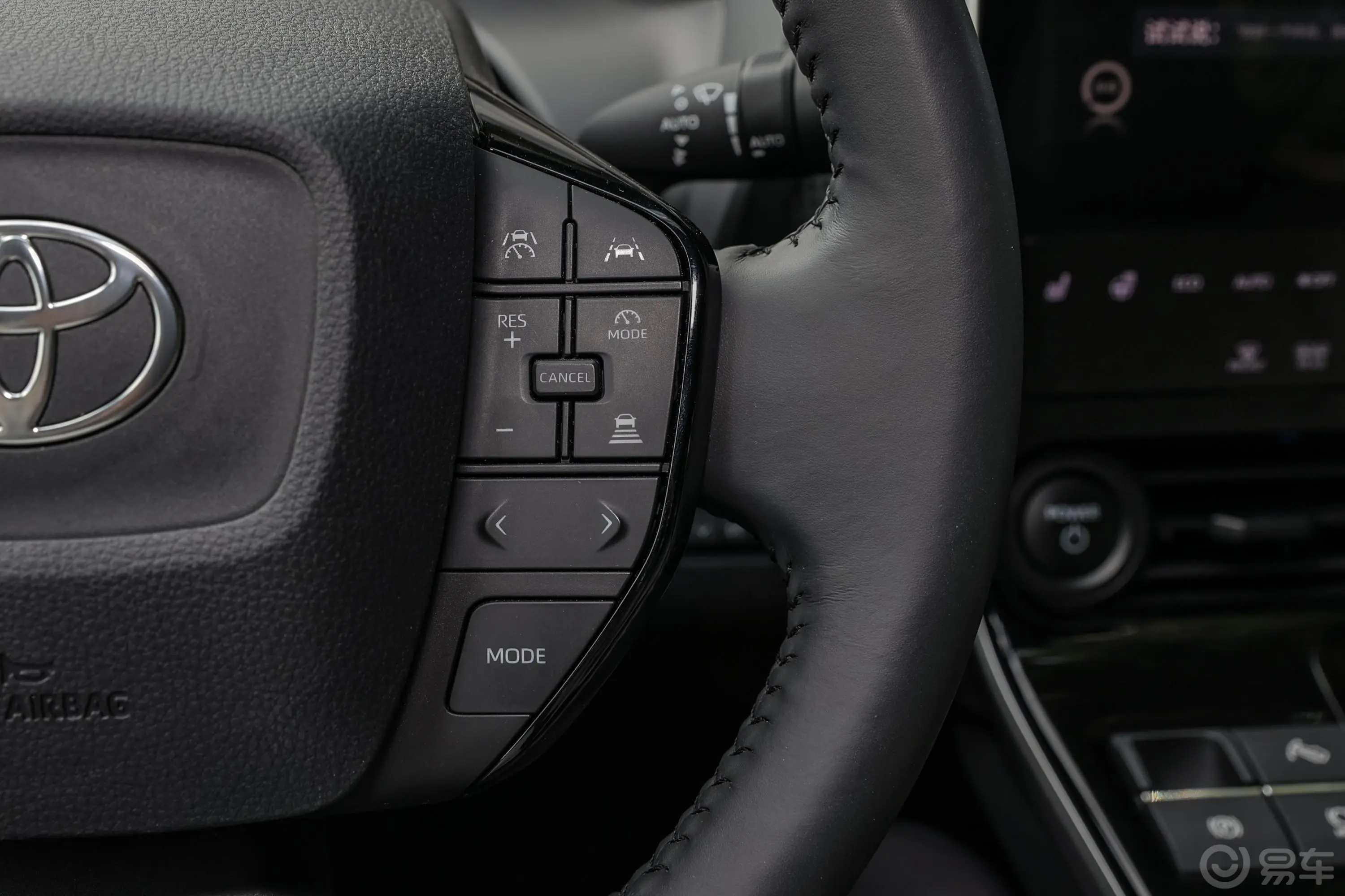 一汽丰田bZ4X560km 四驱高性能PRO版右侧方向盘功能按键