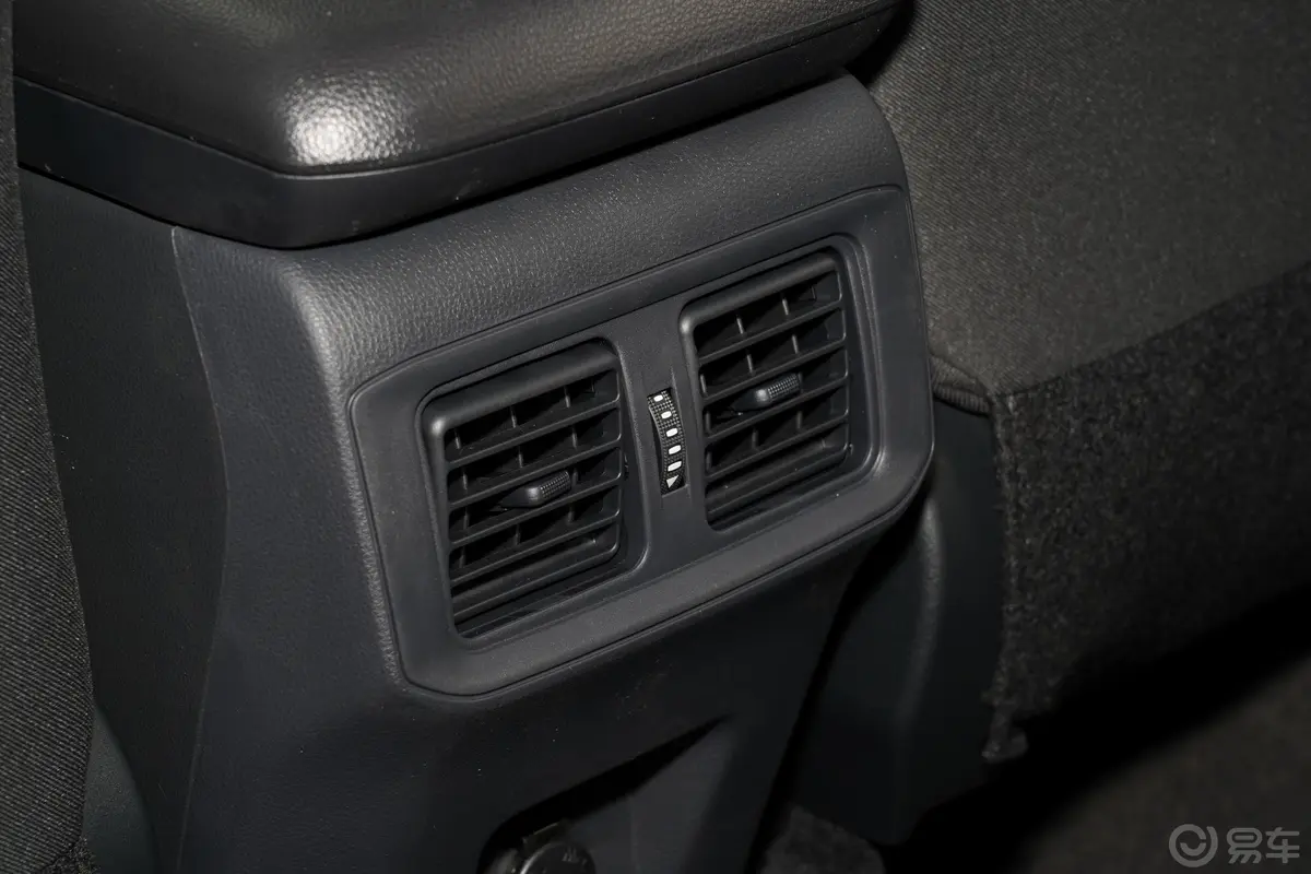 RAV4荣放2.0L CVT两驱都市版后排空调控制键