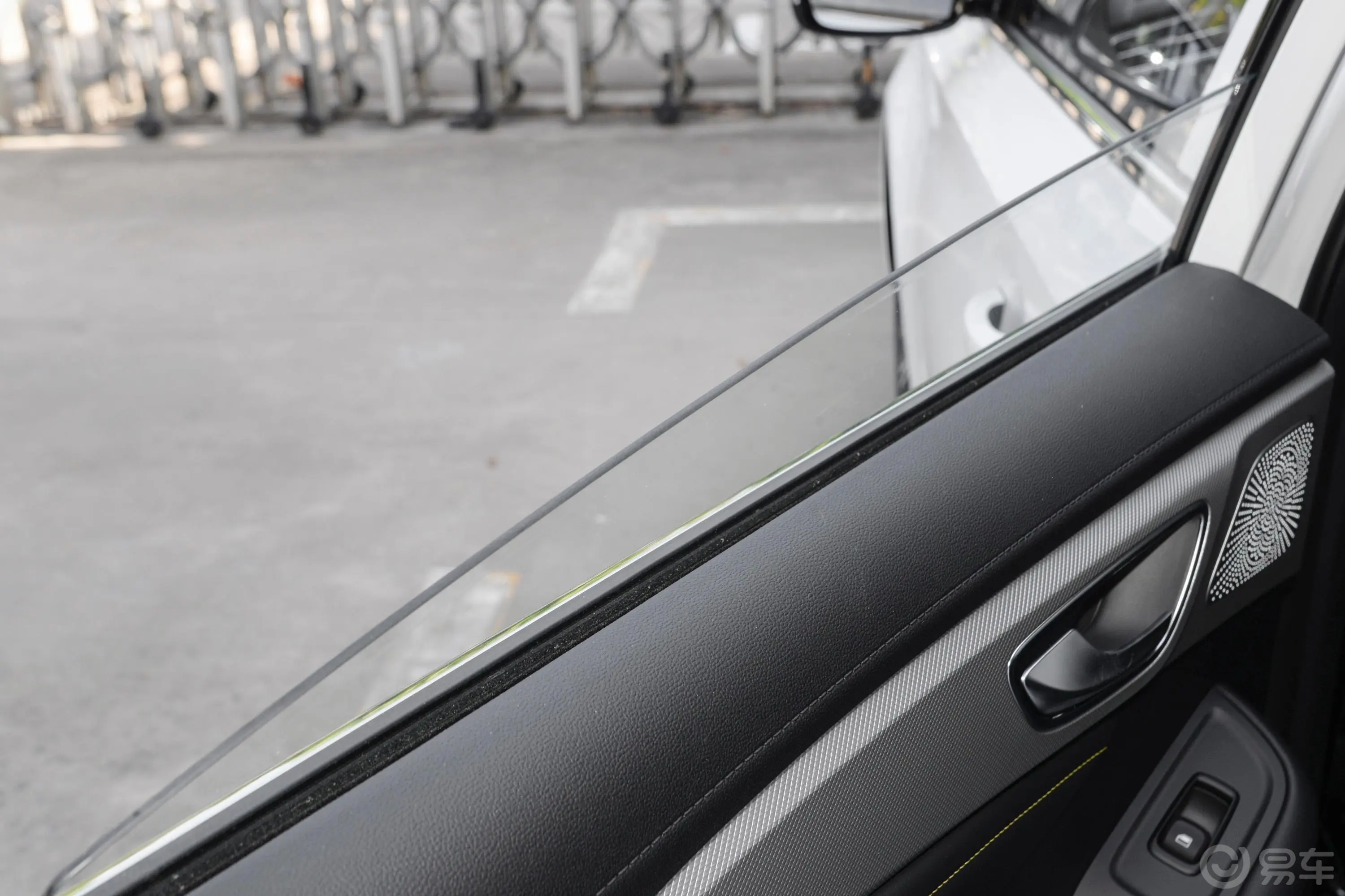 荣威i6 MAX EV605km 600天幕尊享版后排玻璃材质特写