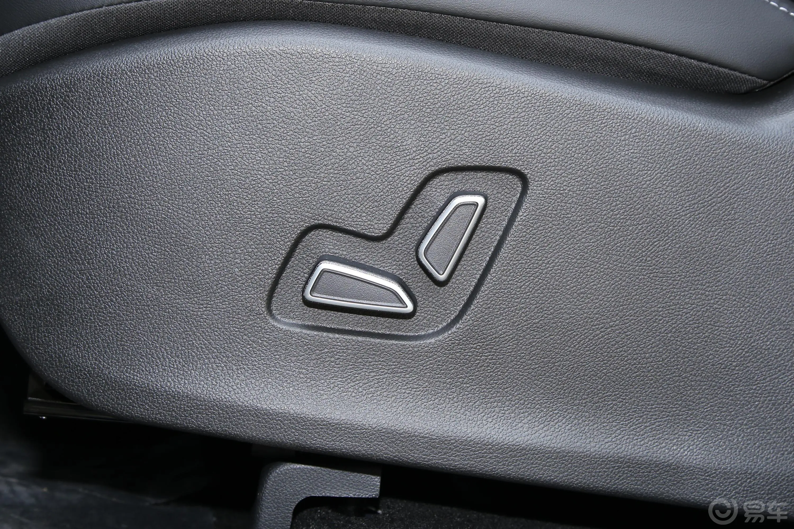 长安欧尚X7 PLUS蓝鲸版 1.5T 双离合尊贵型 7座主驾座椅调节