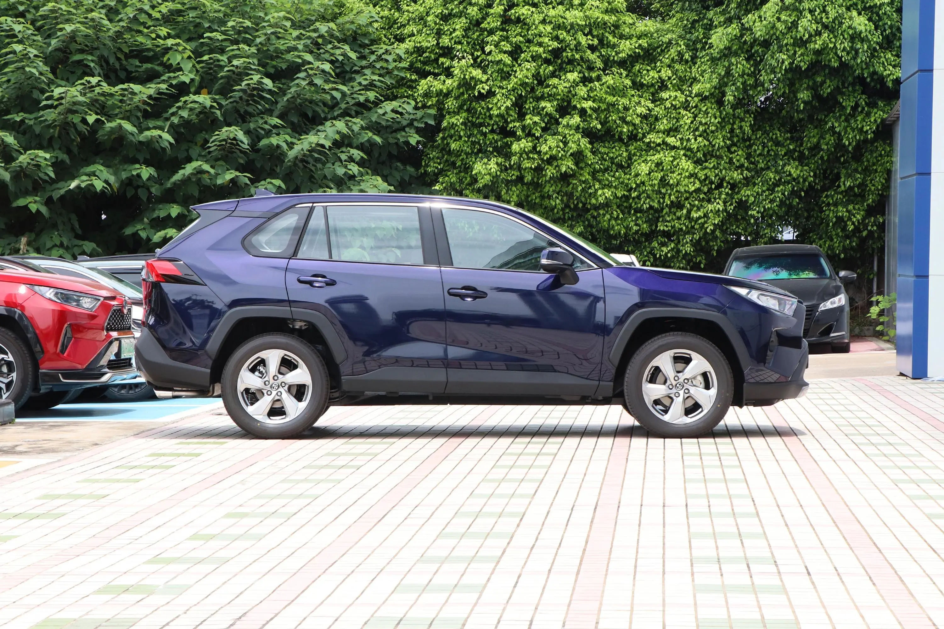 RAV4荣放2.0L CVT两驱风尚版正侧车头向右水平