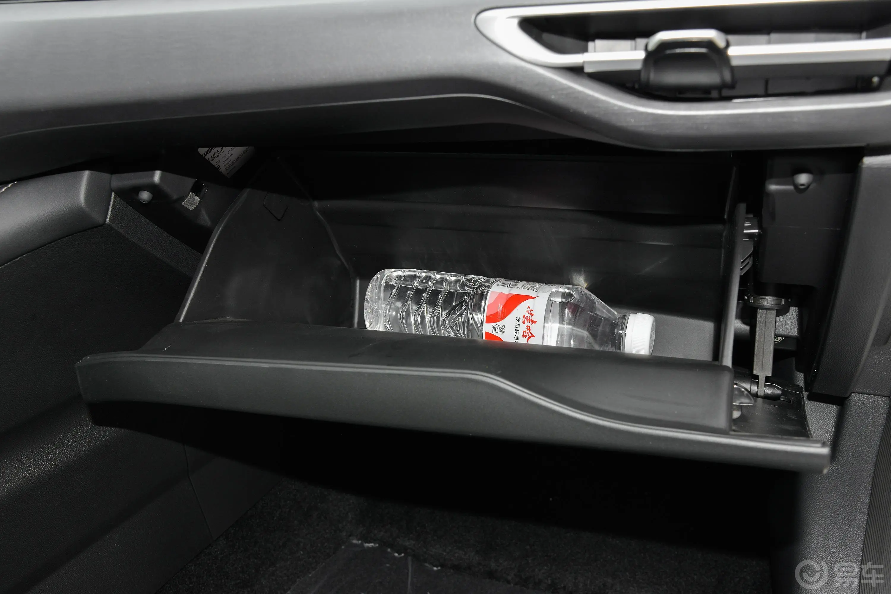 逸动PLUS 1.6L GDI CVT精英版手套箱空间水瓶横置