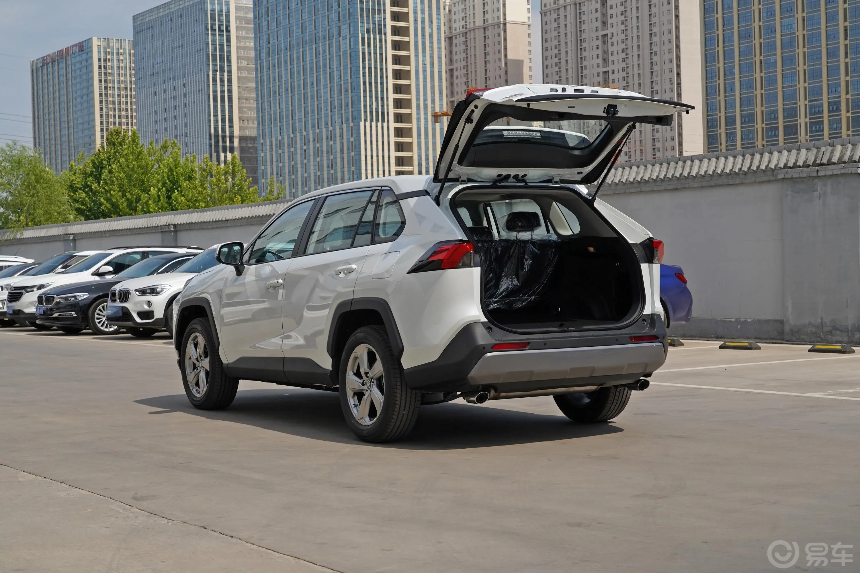 RAV4荣放2.0L CVT两驱风尚PLUS版后备厢开启45度侧拍