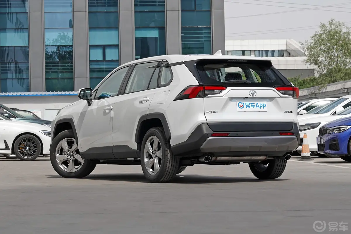 RAV4荣放2.0L CVT两驱风尚PLUS版侧后45度车头向左水平