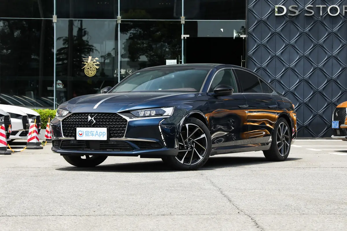 DS 9 E-TENSE1.6T 歌剧院版侧前45度车头向左水平