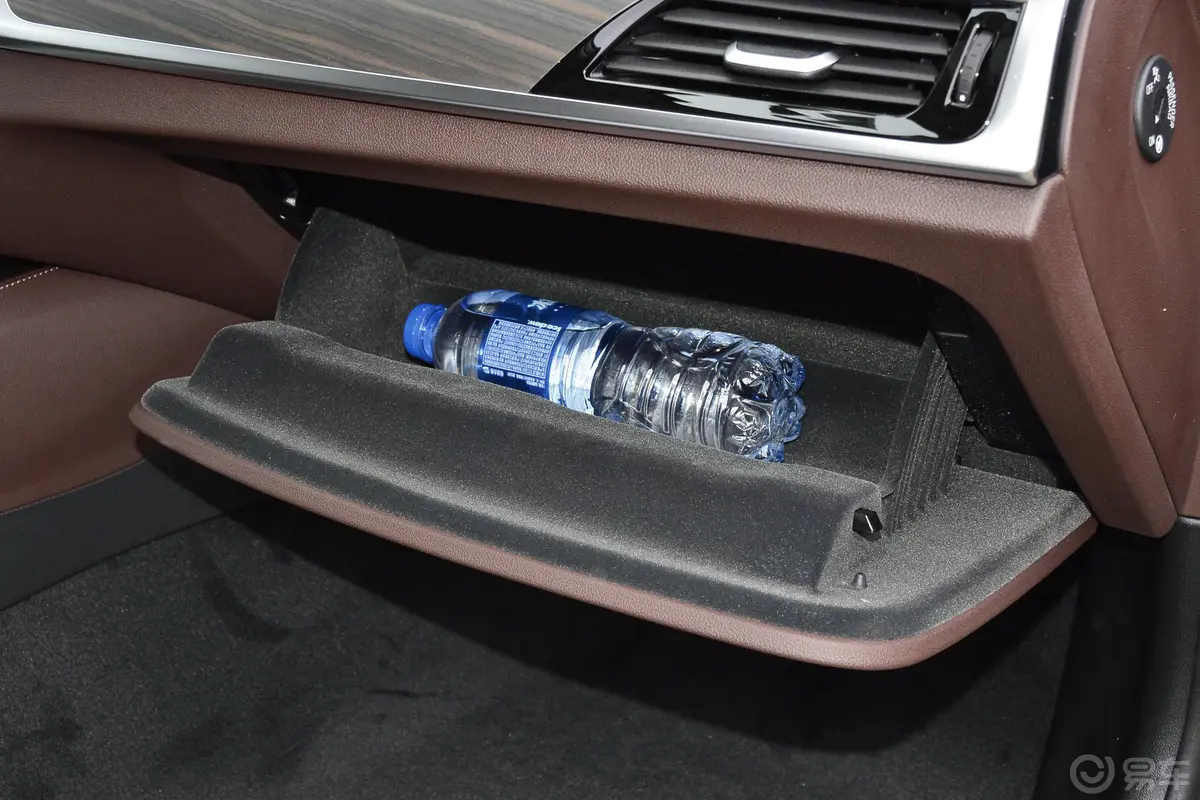宝马5系改款二 530Li 尊享型 豪华套装手套箱空间水瓶横置