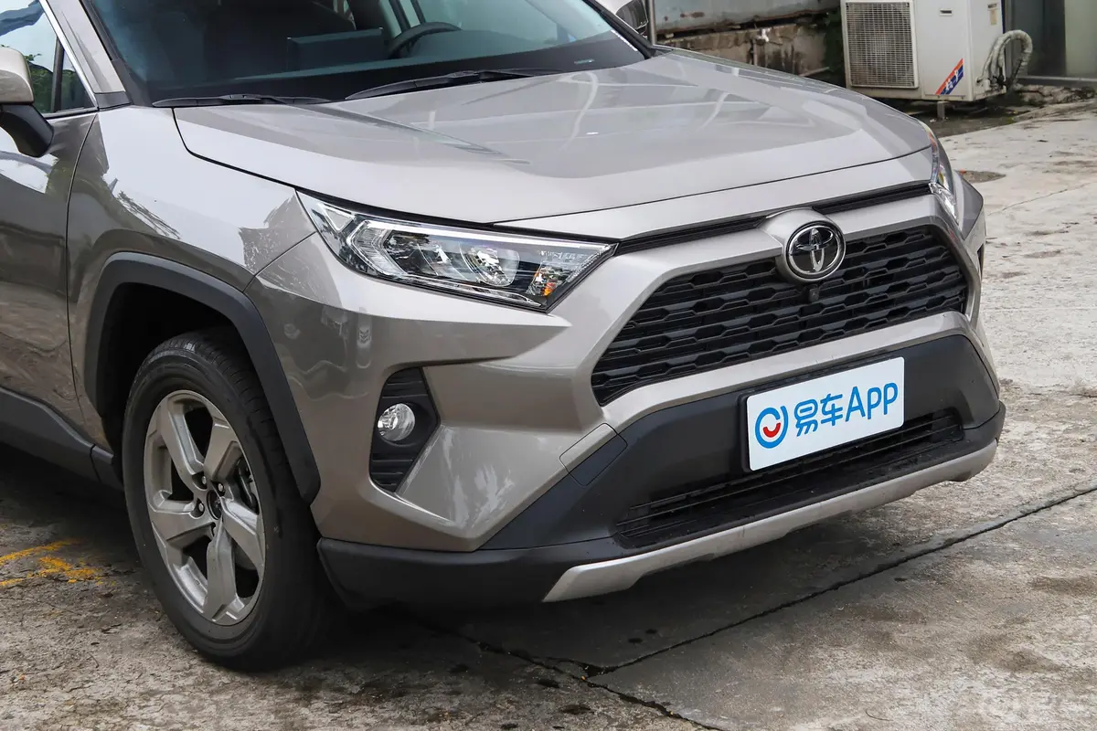 RAV4荣放2.0L CVT两驱风尚版前格栅侧俯拍