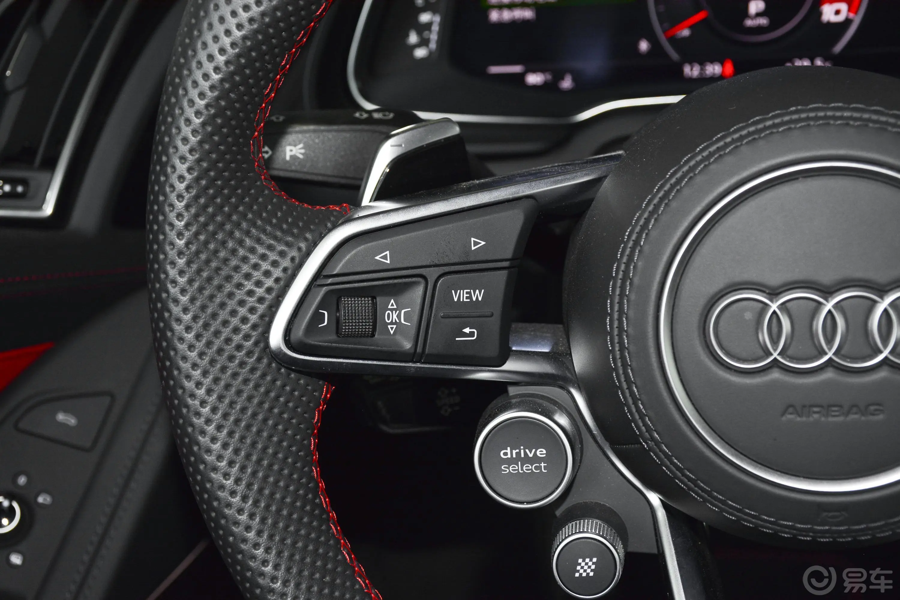奥迪R85.2L Coupe Performance左侧方向盘功能按键