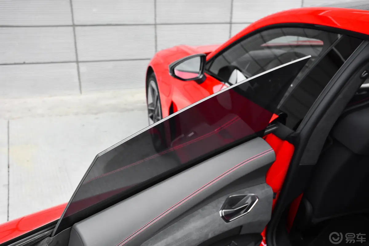 奥迪RS e-tron GT495km后排玻璃材质特写