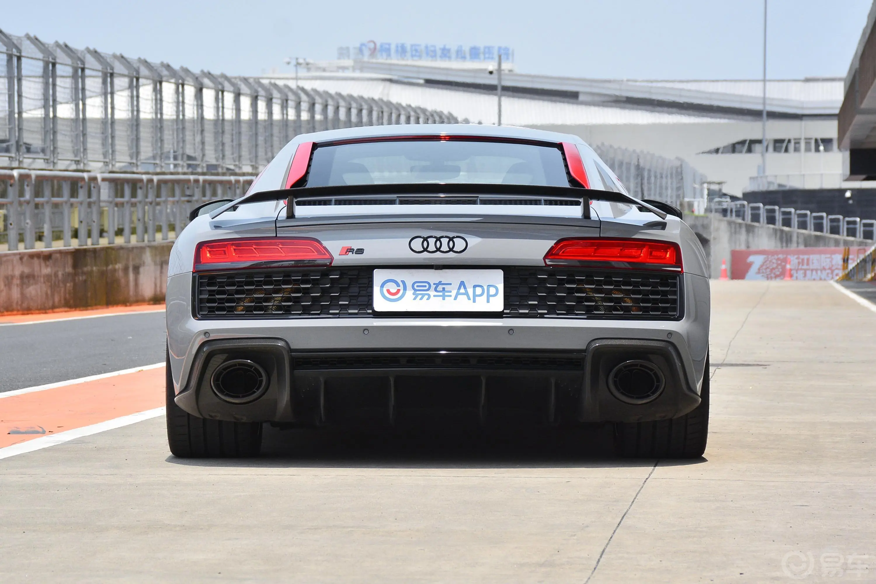 奥迪R85.2L Coupe Performance正后水平