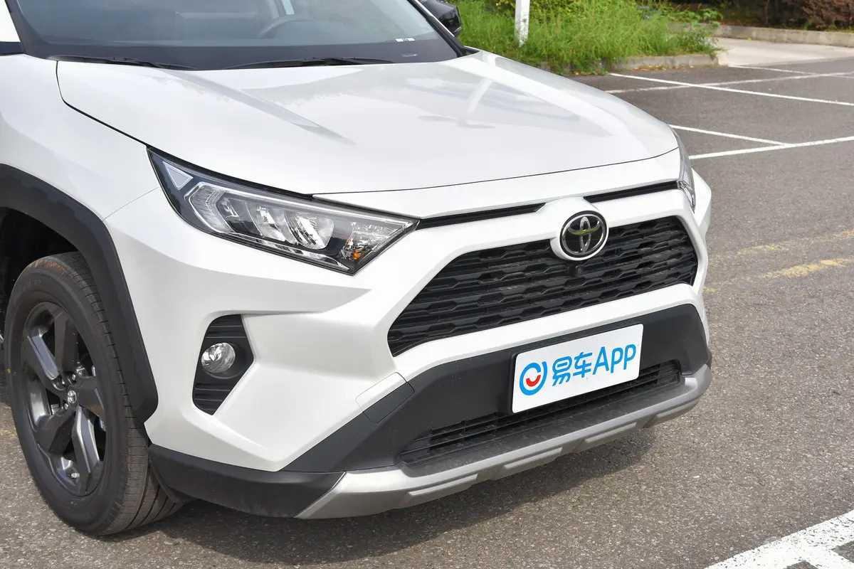 RAV4荣放2.0L CVT四驱风尚版前格栅侧俯拍