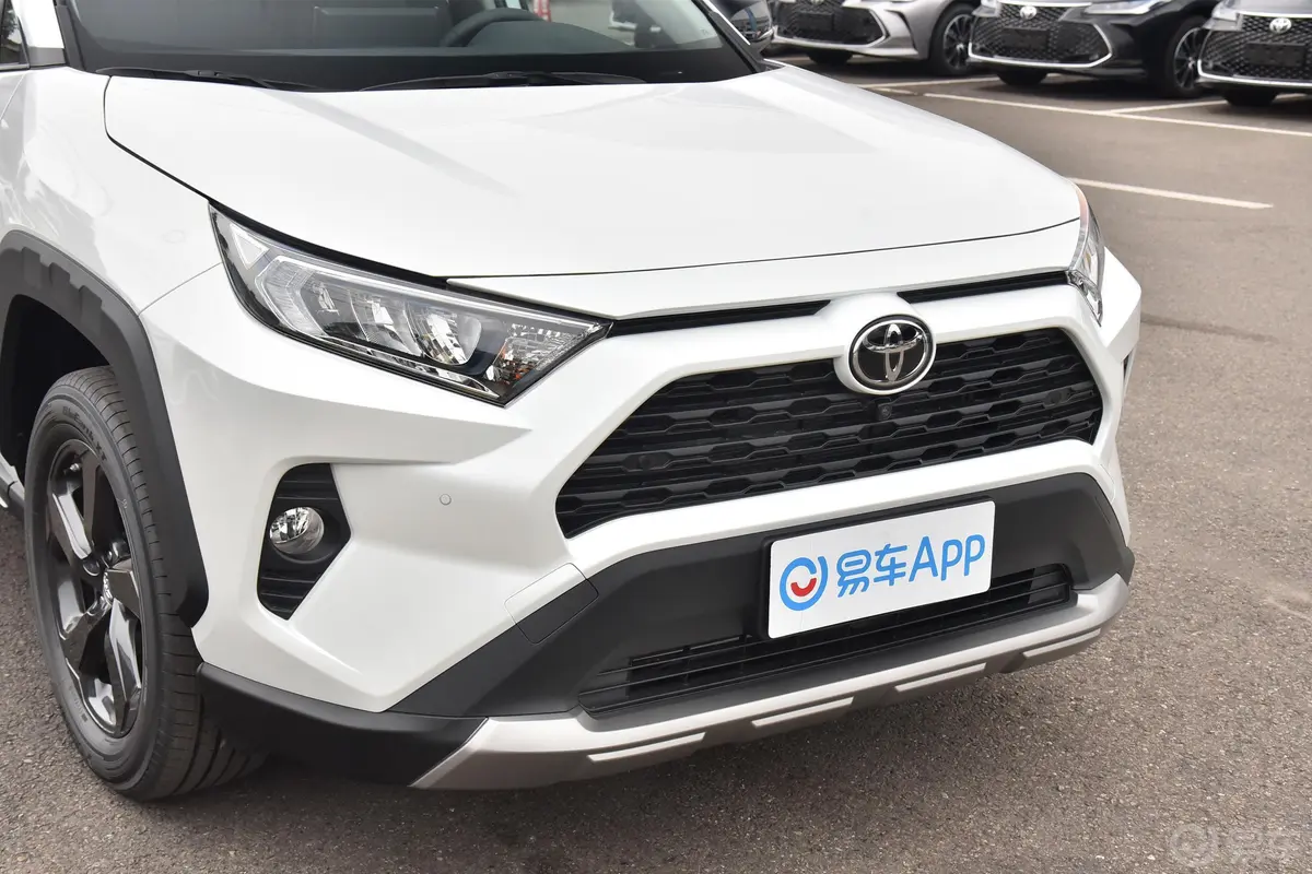 RAV4荣放2.0L CVT四驱风尚PLUS版前格栅侧俯拍