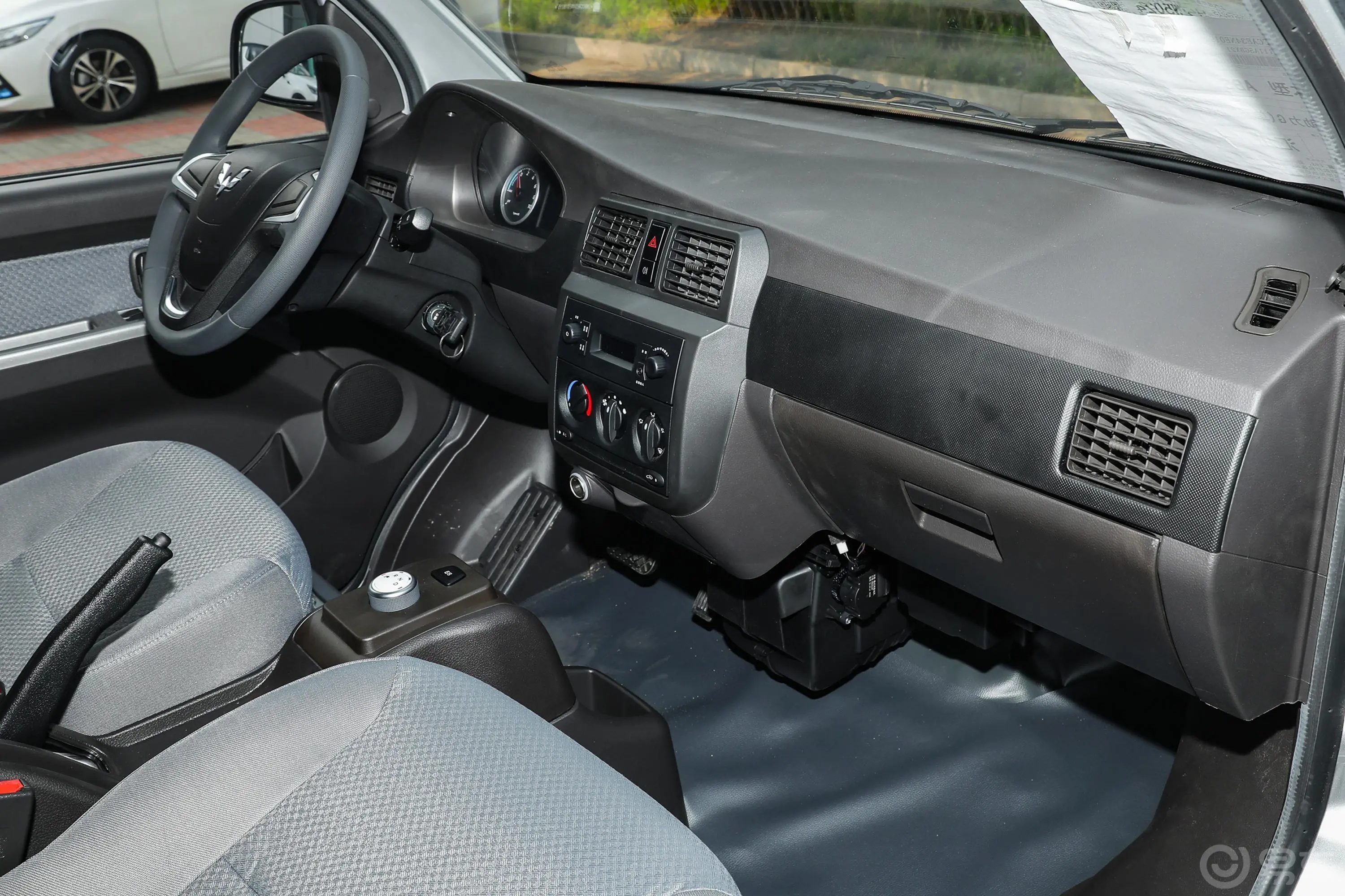 五菱荣光EV300km 封窗版基本型 鹏辉电池 5座内饰全景副驾驶员方向