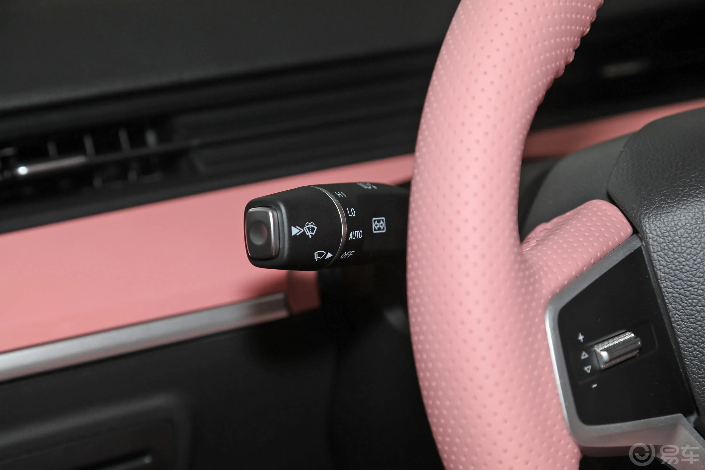 哪吒V潮 400 Lite 粉色定制款 三元锂主驾驶位
