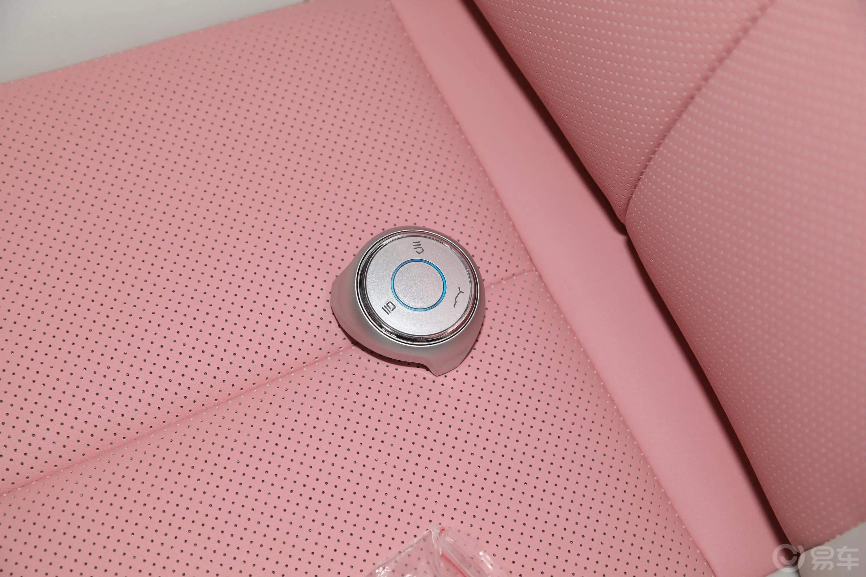 哪吒V潮 400 Lite 粉色定制款 三元锂钥匙正面