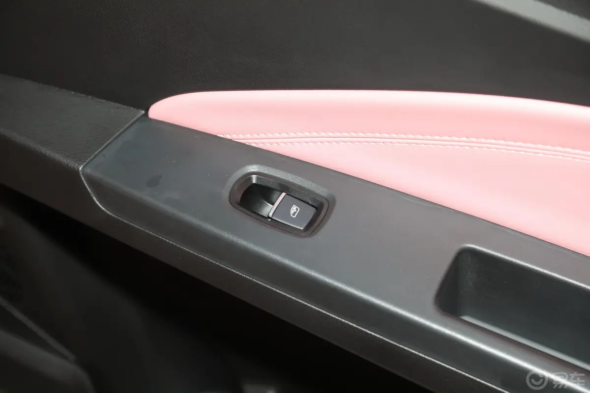 哪吒V潮 400 Lite 粉色定制款 三元锂副驾驶位