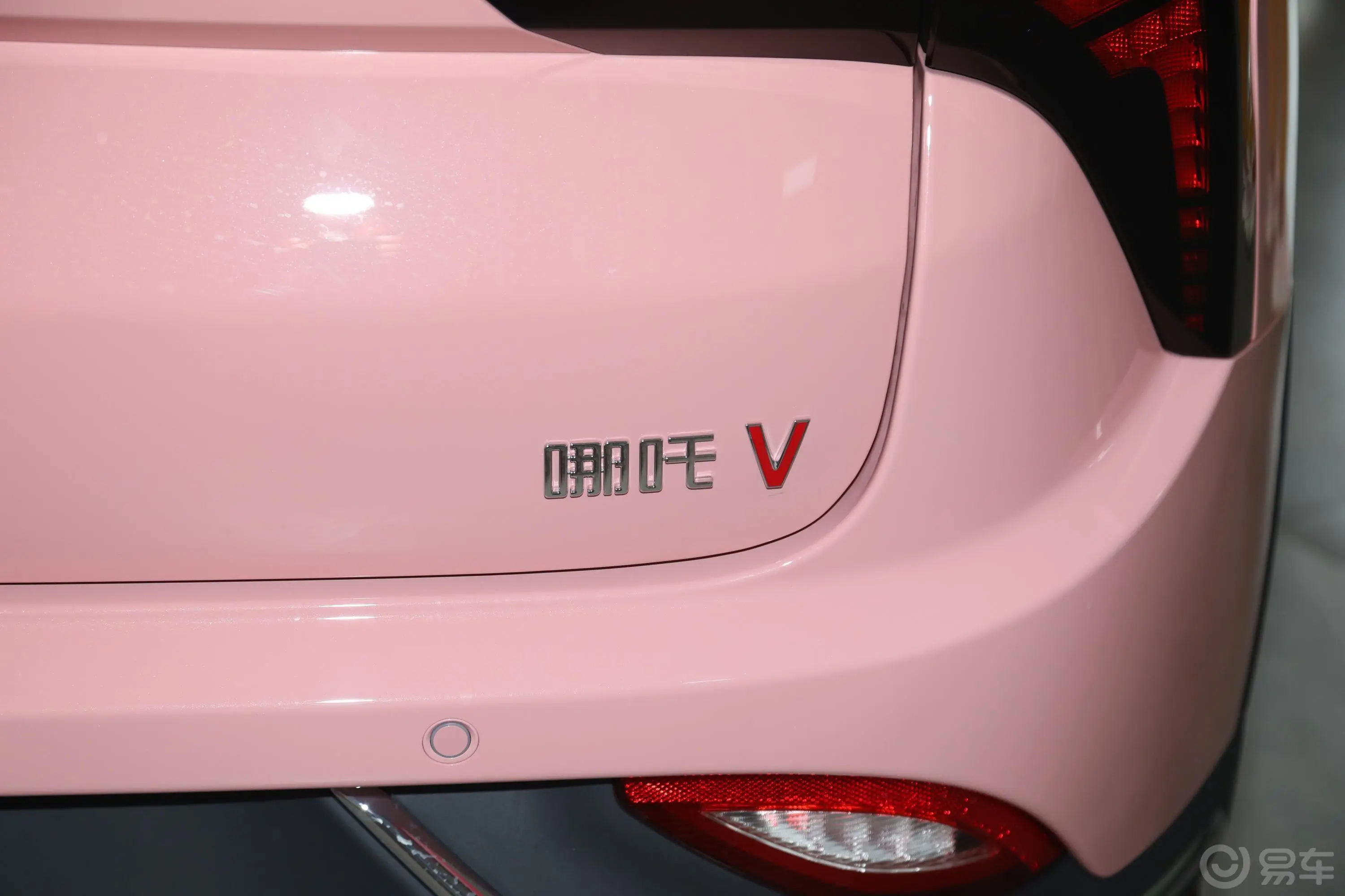 哪吒V潮 400 Lite 粉色定制款 三元锂外观细节