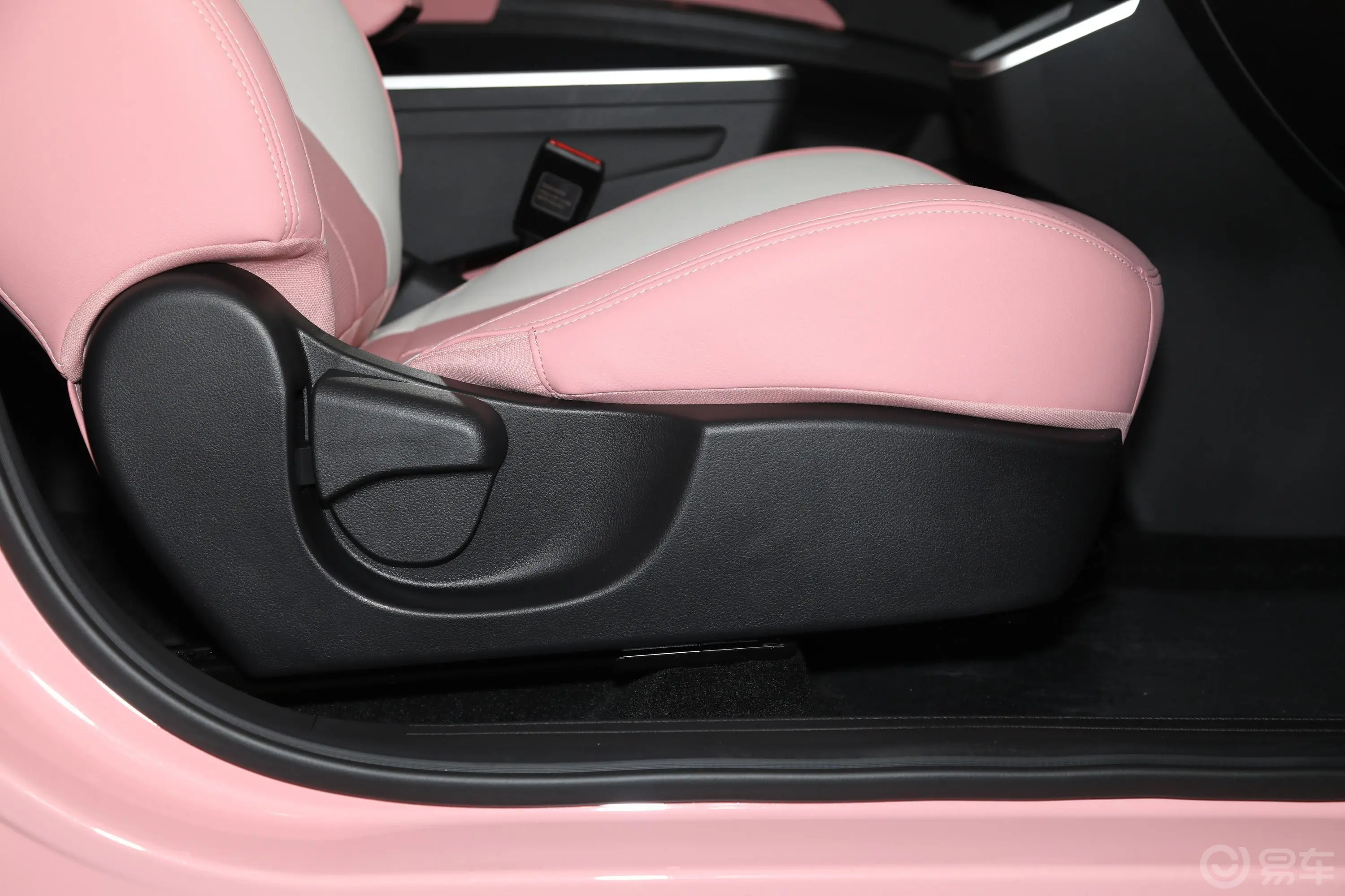 哪吒V潮 400 Lite 粉色定制款 三元锂副驾座椅调节